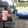 관광버스 8대, 인도 꽉 메우고 ‘배짱 쇼핑’