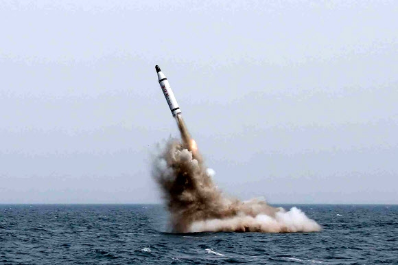 지난 5월 북한이 전략잠수함에서 탄도탄수중시험발사라며 보도한 장면.  연합뉴스 DB