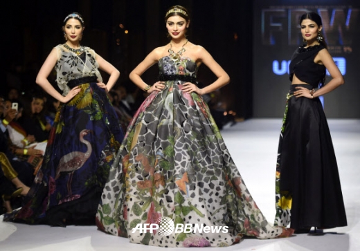 29일(현지시간) 카라치에서 열린 파키스탄 패션 위크 둘째날 파키스탄 디자이너 엘란의 작품을 모델들이 선보이고 있다.<br>ⓒ AFPBBNews=News1