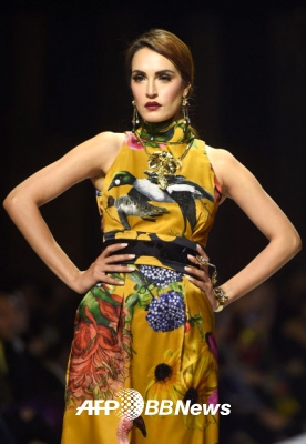 29일(현지시간) 카라치에서 열린 파키스탄 패션 위크 둘째날 파키스탄 디자이너 엘란의 작품을 모델들이 선보이고 있다.<br>ⓒ AFPBBNews=News1