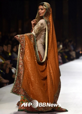 29일(현지시간) 카라치에서 열린 파키스탄 패션 위크 둘째날 파키스탄 디자이너 와르다 살림의 작품을 모델들이 선보이고 있다.  <br>ⓒ AFPBBNews=News1