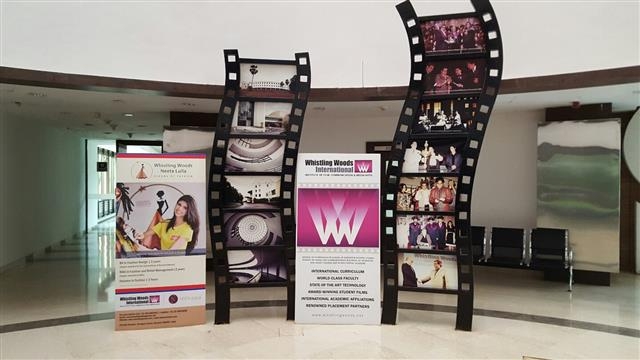 매년 200여명의 영화 전문 인력을 배출하는 WWI의 1층 로비에는 인도 영화계에서 활약하고 있는 본교 교수와 졸업생들의 사진이 세워져 있다.