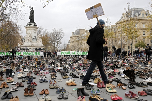 신발로 대신한 시위 
