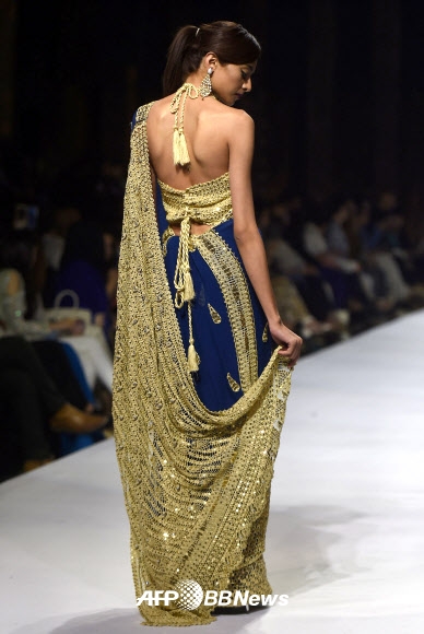 30일(현지시간) 카라치에서 열린 파키스탄 패션 위크 마지막날 파키스탄 디자이너 델파이(Delphi)의 작품을 모델이 선보이고 있다. ⓒ AFPBBNews=News1