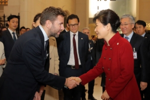 파리장식미술관 찾은 박 대통령