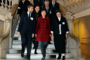 박 대통령, 파리서 한국공예전 관람