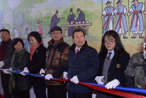 나진구(오른쪽 세 번째) 서울 중랑구청장이 1일 양원역 인근 굴다리에서 열린 벽화사업 기념식에 참석해 테이프 커팅을 하고 있다.  최해국 선임기자 seaworld@seoul.co.kr 