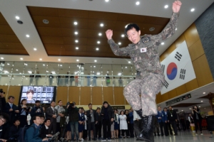 두 다리로 펄쩍…퇴원하는 김정원 하사