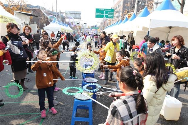 지난해 열린 마을축제에서 주민들이 다양한 행사를 즐기고 있다.  금천구 제공