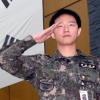 ‘늠름한 경례’…퇴원하는 김 하사