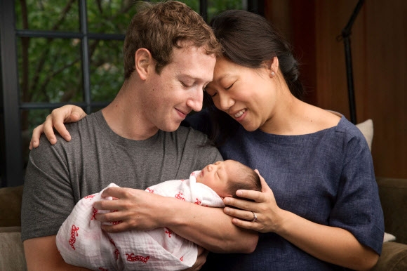 마크 저커버그 페이스북 최고경영자와 부인 프리실라 챈이 딸 맥스를 안고 행복해하고 있다. 저커버그는 1일(현지시간) 자신의 페이스북에 딸의 출생을 알리고 기부를 약속했다. 저커버그 페이스북 캡처