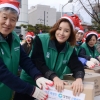 [포토] 배우 김성령, 대상 임직원들과 ‘일일 산타’로 변신