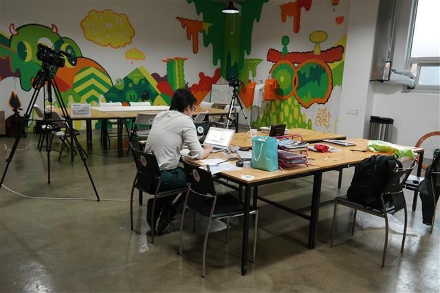 벽화가 그려진 업무공간이 이채롭다. 홍합밸리 제공