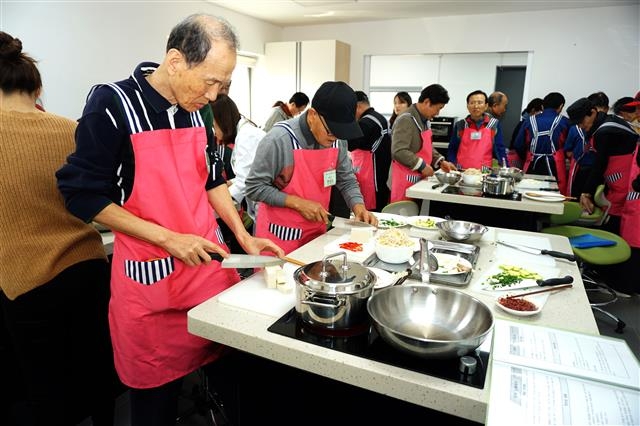 양천구 목동의 보건지소에서 시니어 영양교실에 참가한 노인이 요리 실습을 하고 있다. 양천구 제공