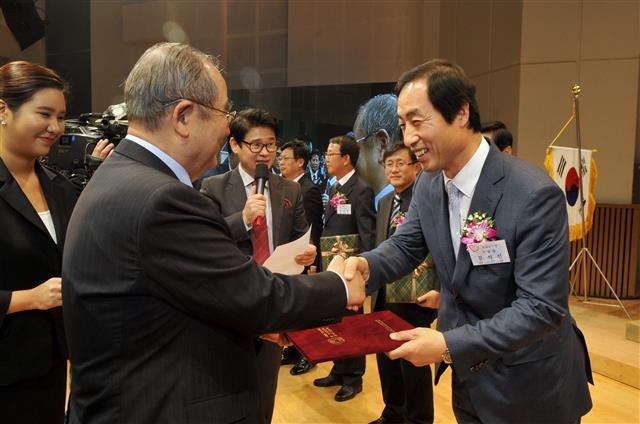 지난달 30일 문석진(오른쪽) 서대문구청장이 ‘2015 대한민국 세종대왕 나눔봉사대상’을 받고 있다.