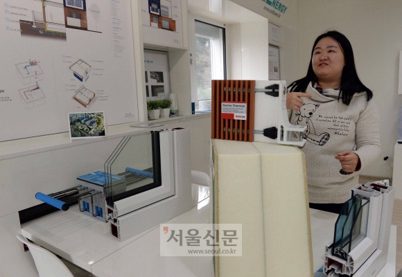 3일 노원구 하계동 제로에너지주택 홍보관에서 직원이 단열재 등에 대해 설명하고 있다. 하계동에는 화석연료를 쓰지 않는 제로에너지 시범 단지가 조성되고 있다. 김명국 전문기자 daunso@seoul.co.kr
