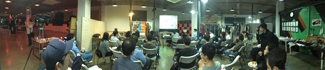 서울 마포구 동교동의 벤처기업 지원공간인 홍합밸리에서 젊은 벤처기업인들이 회의하고 있다.  홍합밸리 제공