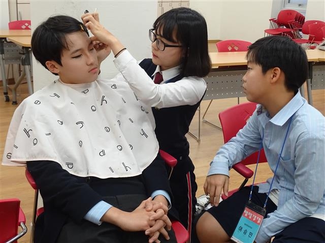 오페라 ‘사랑의 묘약’가 시작되기에 앞서 만년중 1학년 학생들이 분장을 하고 있는 모습. 오페라공작소 제공