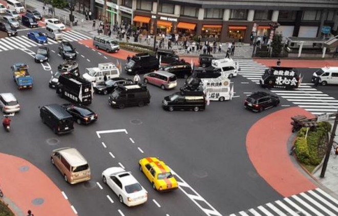 10월 4일 지요다구의 교차로에서 우익단체 차량이 도로 가운데서 승용차를 둘러싼 모습. 연합뉴스