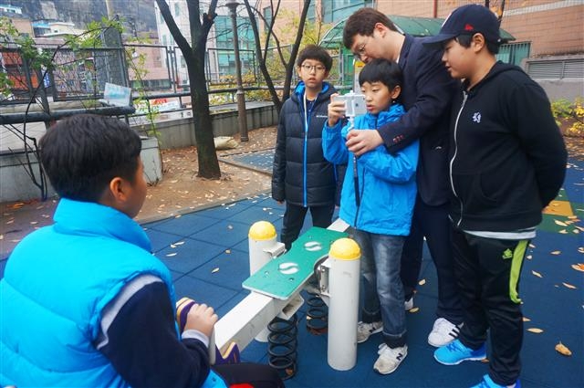 아름꿈 스마트폰 무비스쿨 학생들이 촬영 실습을 하고 있다. 종로구 제공