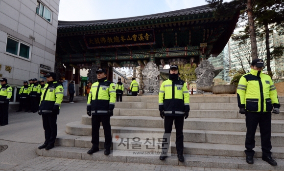 6일 오전 한상균 민주노총 위원장이 은신중인 서울 종로구 조계사 관음전 앞에서 경찰들이 근무를 서고 있다.  도준석 기자 pado@seoul.co.kr