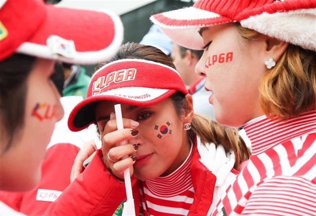 6일 일본 나고야에서 열린 여자 골프 4개 투어 대항전 ‘더 퀸스’에서 한국이 준우승을 차지한 뒤 팀 주장인 이보미가 아쉬운 듯 눈물을 흘리고 있다.  KLPGA 제공 