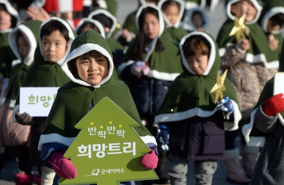 7일 서울 광화문광장에서 국제구호개발 NGO 굿네이버스 주최로 열린 ’2015 희망트리 캠페인’ 발대식에서 어린이들과 참가자들이 ’대형 인간 희망트리’를 만들고 있다.  정연호 기자 tpgod@seoul.co.kr