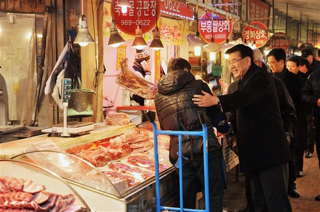 유덕열(앞줄 오른쪽) 동대문구청장이 최근 청량리 경동시장을 찾아 시설을 점검하고 시장 상인들의 어려움을 듣고 있다. 동대문구 제공