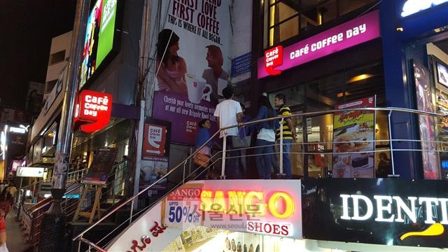 나이키, 아디다스 등 글로벌 브랜드들의 전용 매장이 입점해 있는 벵갈루루의 유명 쇼핑 거리인 브리게이드 로드에 위치한 카페커피데이 1호점 외관.