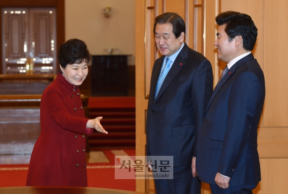 박근혜 대통령이 7일 오후 청와대에서 새누리당 김무성 대표·원유철 원내대표를 만나 자리를 권하고 있다. 왼쪽부터 박 대통령, 김 대표, 원 원내대표. 안주영 기자 jya@seoul.co.kr