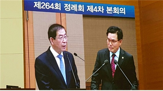 서울시의회 장흥순의원이 박원순 시장에게 장안동 물류센터 부지 개발과 관련한 서울시 입장을 질의하고 있다.