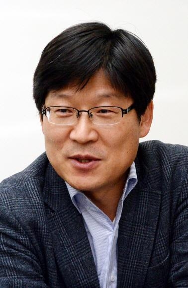 박지순 고려대 법학전문대학원 교수가 학교 연구실에서 산업계의 노동자 파견과 사내 도급에 대한 구체적인 판단 기준을 제시한 대법원 판결에 대해 설명하고 있다. 고려대 법학전문대학원 제공