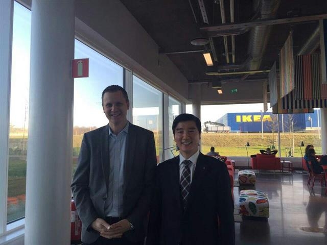 이해식(오른쪽) 강동구청장과 마틴 한슨 이케아 그룹 부사장이 지난 7일(현지시간) 스웨덴 알름훌트의 이케아 본사에서 면담을 마치고 기념 사진을 찍고 있다. 