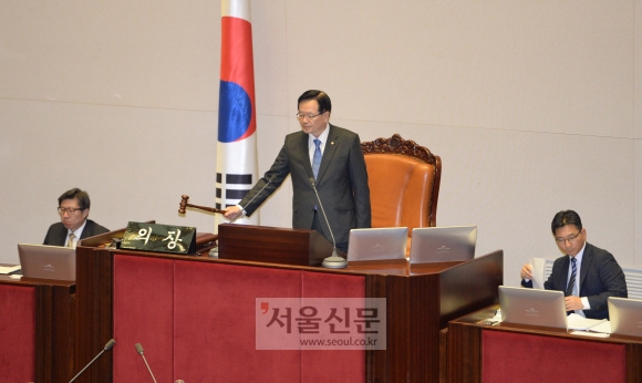 여야 임시국회 소집. 정의화(가운데) 국회의장이 지난 9일 본회의에서 법안 처리를 주재하고 있다.