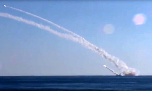 지중해에 배치된 러시아 해군 잠수함 로스토프나도누호에서 8일(현지시간) 순항미사일 ‘칼리브르’가 수중 발사되는 장면을 러시아 국방부가 9일 웹사이트를 통해 공개했다.   모스크바 AP 연합뉴스