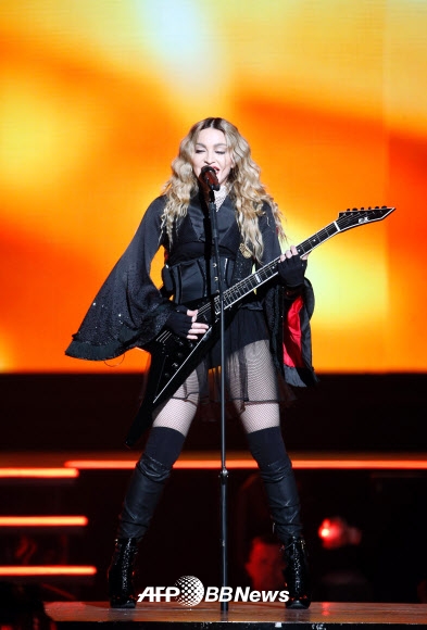 ‘팝의 여왕’ 마돈나가 9일(현지시간) 파리 아코르호텔 아레나에서 열린 콘서트에서 멋진 퍼포먼스를 선보이고 있다. ⓒ AFPBBNews=News1