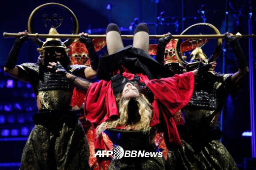 ‘팝의 여왕’ 마돈나가 9일(현지시간) 파리 아코르호텔 아레나에서 열린 콘서트에서 멋진 퍼포먼스를 선보이고 있다.<br>ⓒ AFPBBNews=News1