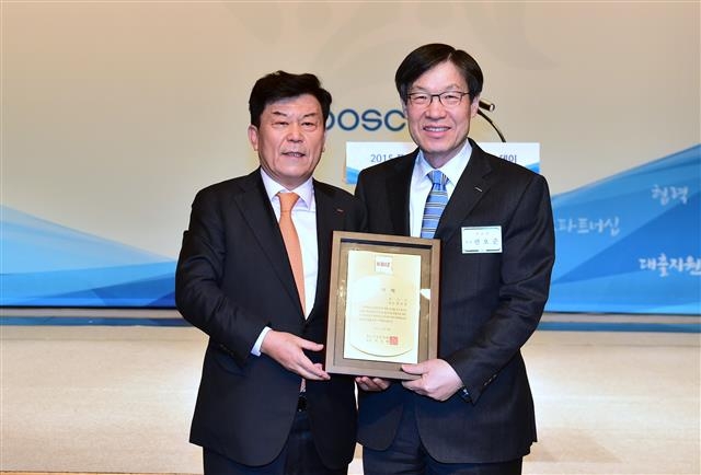 서울 강남구 포스코센터에서 열린 포스코 동반성장 파트너스데이에서 권오준(오른쪽) 포스코 회장이 중소기업중앙회 박성택 회장으로부터 감사패를 받고 있다.