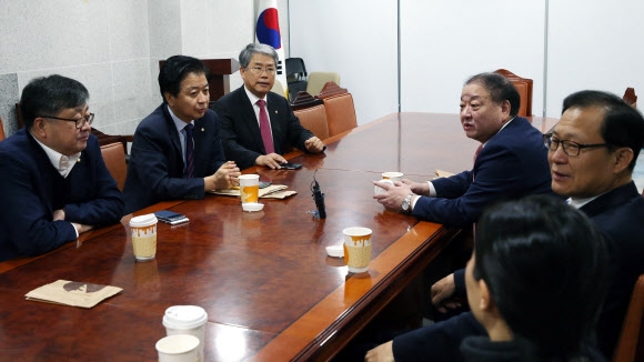 비주류 모임인 ‘구당모임’ 최원식(왼쪽부터 시계방향으로), 노웅래,  김동철, 강창일, 문병호, 권은희 의원이 11일 오전 국회 의원회관에서 당 내홍사태에 대한 대책을 숙의하고 있다.  연합뉴스