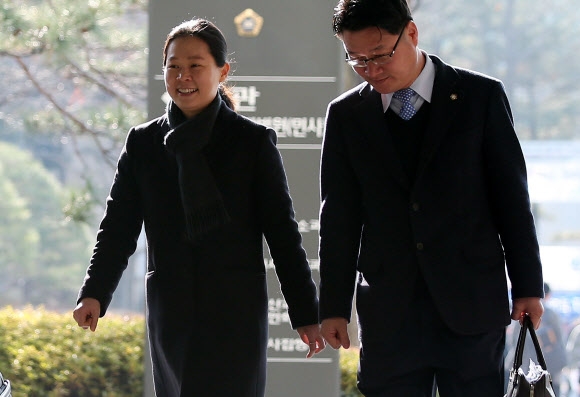 국가정보원 대선개입 수사 축소·은폐 의혹과 관련해 김용판 전 서울지방경찰청장 재판에서 위증을 한 혐의(모해위증)로 기소된 새정치민주연합 권은희 의원이 11일 오전 서초구 서울고등법원에서 열린 3차 공판준비기일에 출석하기 위해 건물로 들어서고 있다. 연합뉴스