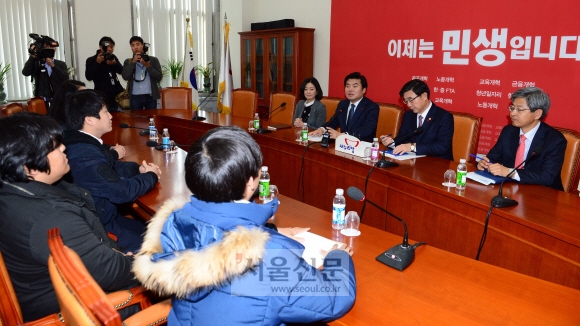 與, 청년단체 대표와 면담