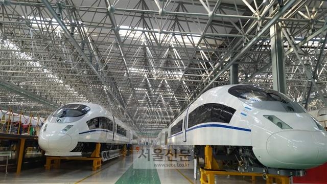 중국 지린성 정부가 11일 서울신문 등 한국 언론을 대상으로 창춘궤도객차유한공사의 고속열차 ‘허셰’ 제조공장 내부를 처음 공개했다. 중국 고속열차는 일본, 독일, 프랑스를 위협할 정도로 급성장했다.   완성 직전의 허셰가 출하를 앞두고 나란히 서 있다.