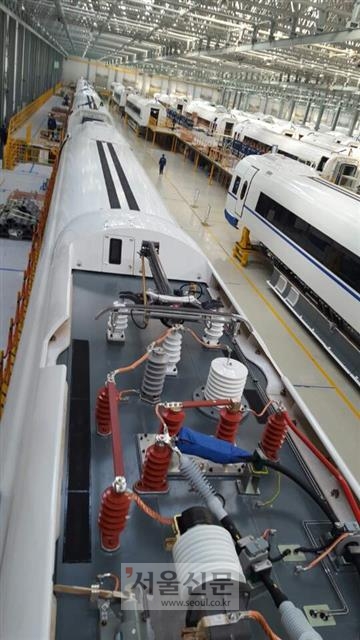 비행기 격납고처럼 생긴 초대형 조립라인에서 허셰가 제조되고 있다.