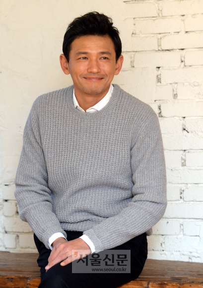 오는 16일 개봉하는 영화 ‘히말라야’는 최민식 주연의 대작 ‘대호’와 정면승부를 벌인다. ‘대호’ 팀 대부분은 ‘부당거래’, ‘남자가 사랑할 때’, ‘신세계’를 황정민과 함께했다. 한 식구와 마찬가지다. “두 작품 모두 잘됐으면 좋겠어요. 민식이 형도 제가 얼마나 존경하는데요. 요즘 보니 운동을 해서 살은 좀 빼셔야 할 것 같던데요. 하하하.” 최해국 선임기자 seaworld@seoul.co.kr