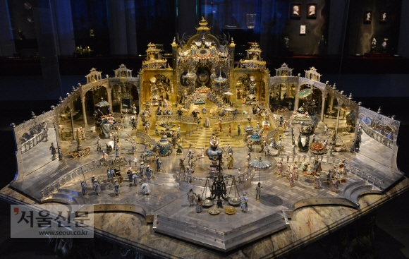 무굴제국 왕의 생일잔치를 묘사한 보석 장식물. 순금 바탕 위에 5000개의 다이아몬드와 각각 500개의 루비, 에메랄드가 박혀 있다. 보석박물관에 전시돼 있다.
