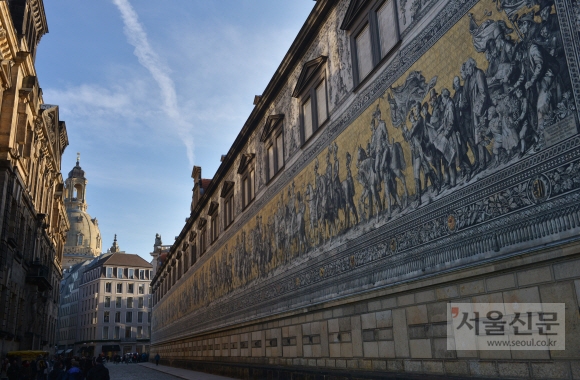 슈탈호프 외벽의 ‘군주의 행렬’. 마이센 도자 2만 4000여개를 이어 붙인 타일 벽화다. 길이가 101m에 달한다.