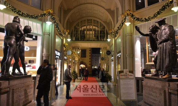 괴테가 소설 ‘파우스트’의 영감을 얻었다는 레스토랑 입구.