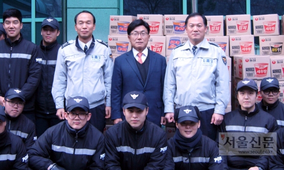 서울신문사, 남대문경찰서에 연말 위문품 전달
