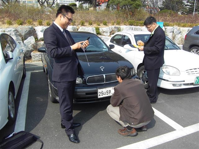 인천시 공무원들이 통합영치 시스템을 이용해 체납차량의 번호판을 떼고 있다. 인천시 제공