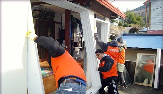 경남 진주시의 복지협의회 ‘좋은 세상’ 회원들이 방한 작업을 하고 있다. 진주시 제공